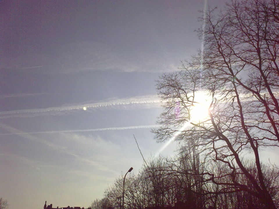 Ufo in chemtrail foto