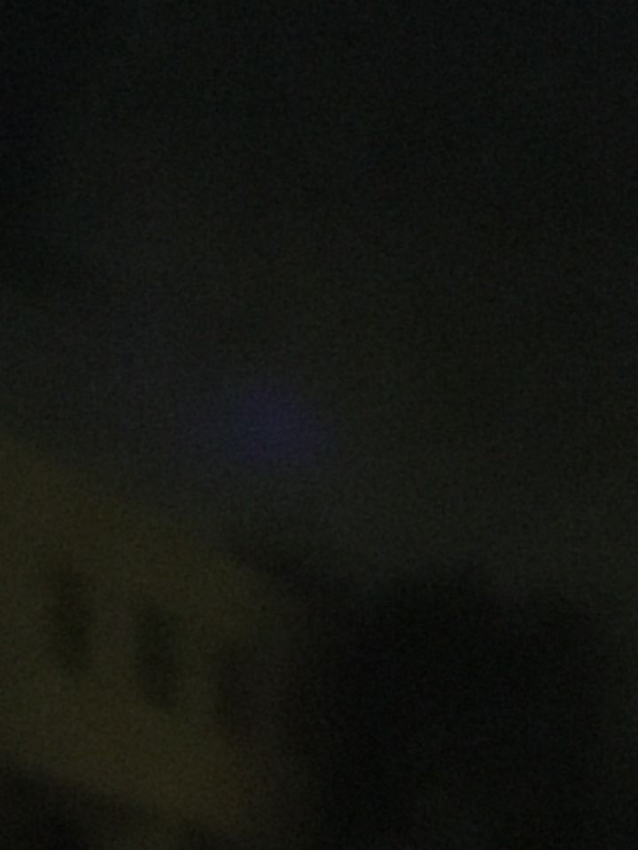 Blauwe lichtgevende bol, ik zag op een gegeven moment blauwe vlek in de wolken foto