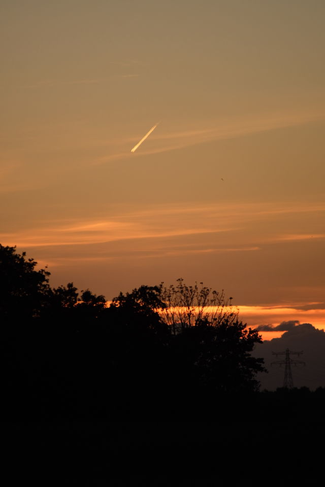 Zeer langzaam bewegende lichtstreep bij zonsondergang foto