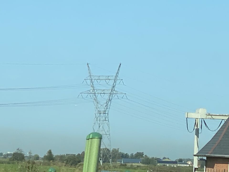 Drie witte schijven zigzaggend in een driehoek van elkaar. Boven Den Ilp foto