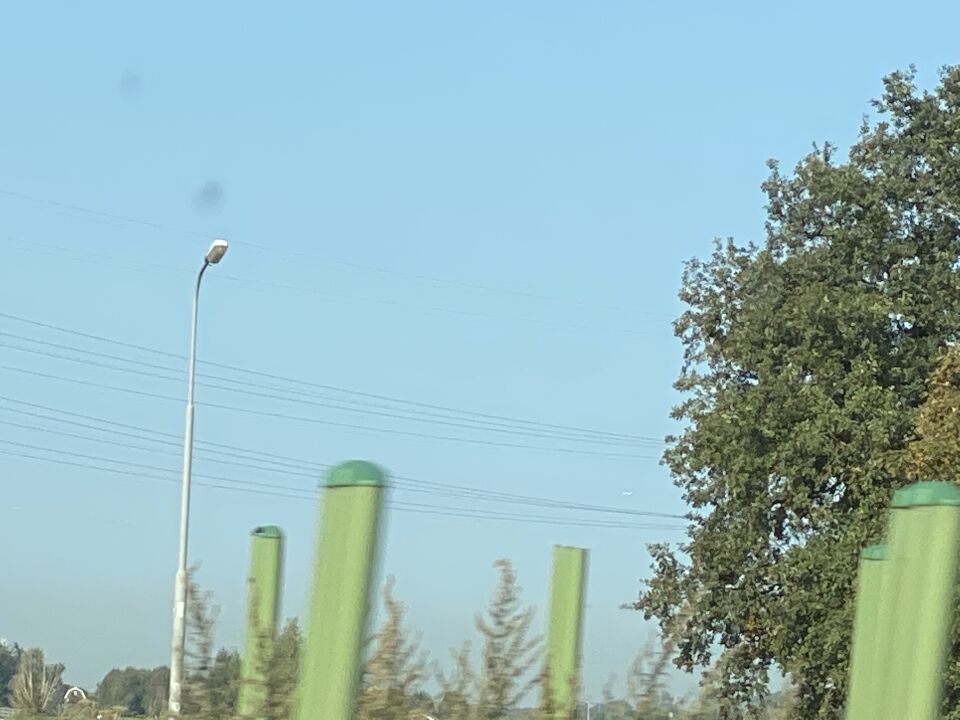 Drie witte schijven zigzaggend in een driehoek van elkaar. Boven Den Ilp foto