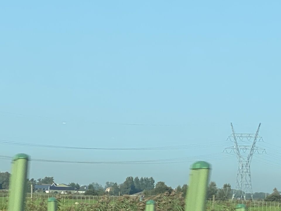 Drie witte schijven zigzaggend in een driehoek van elkaar. Boven Den Ilp foto