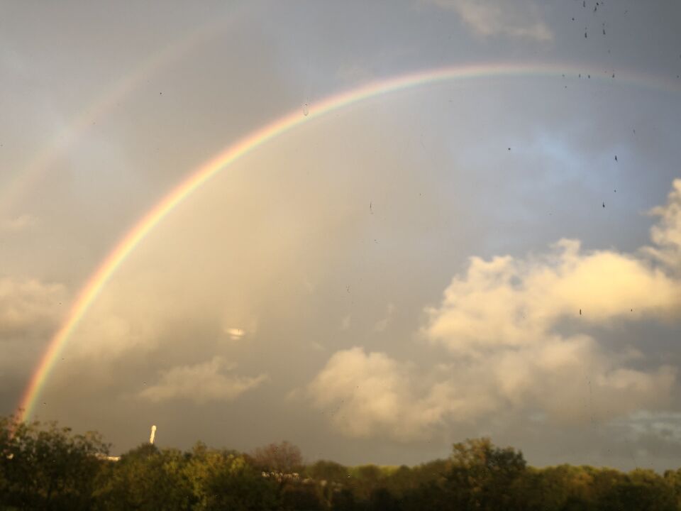 Langs de regenboog een champignon vormig object foto