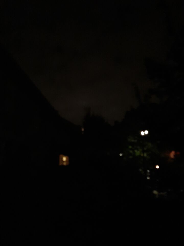 2 lichtbollen die verplaatsen in de lucht, alsof ze dansen foto