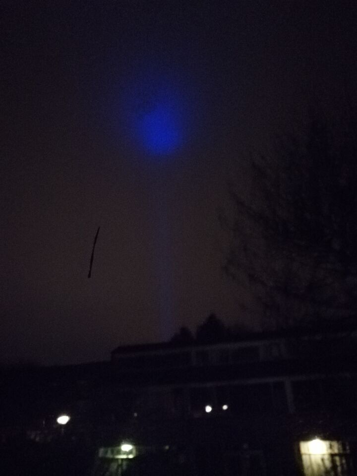 Blauw licht in de lucht foto