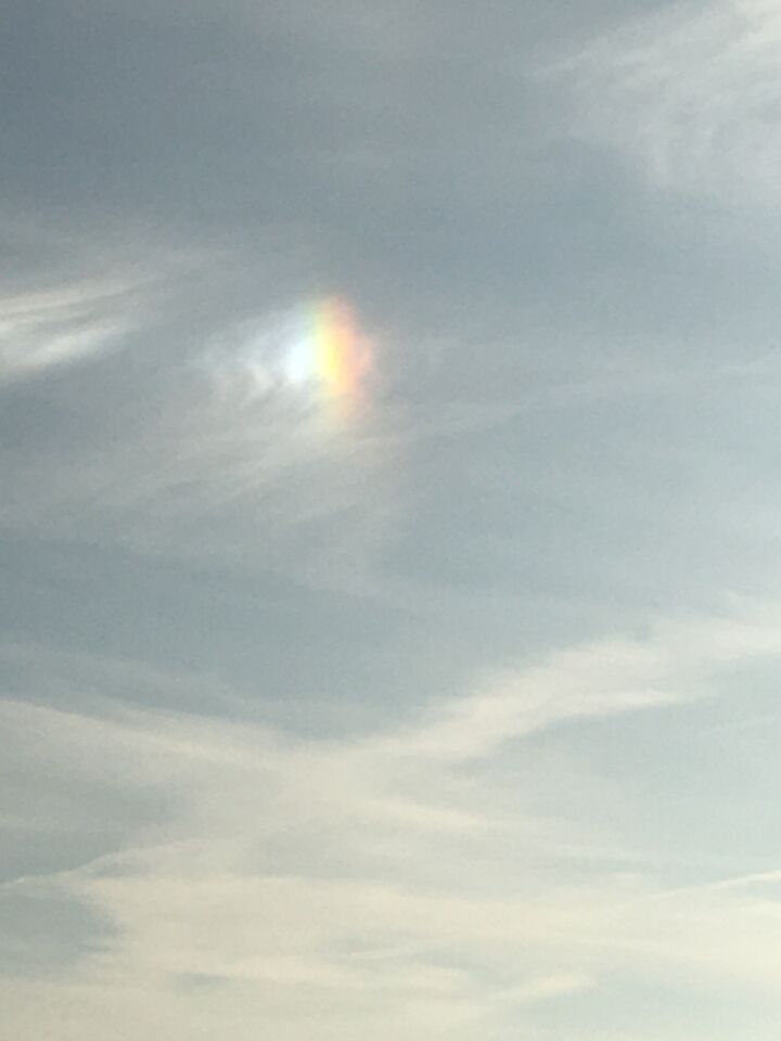 Zag eruit als de zon met een regenboog en bewoog in een bocht . foto