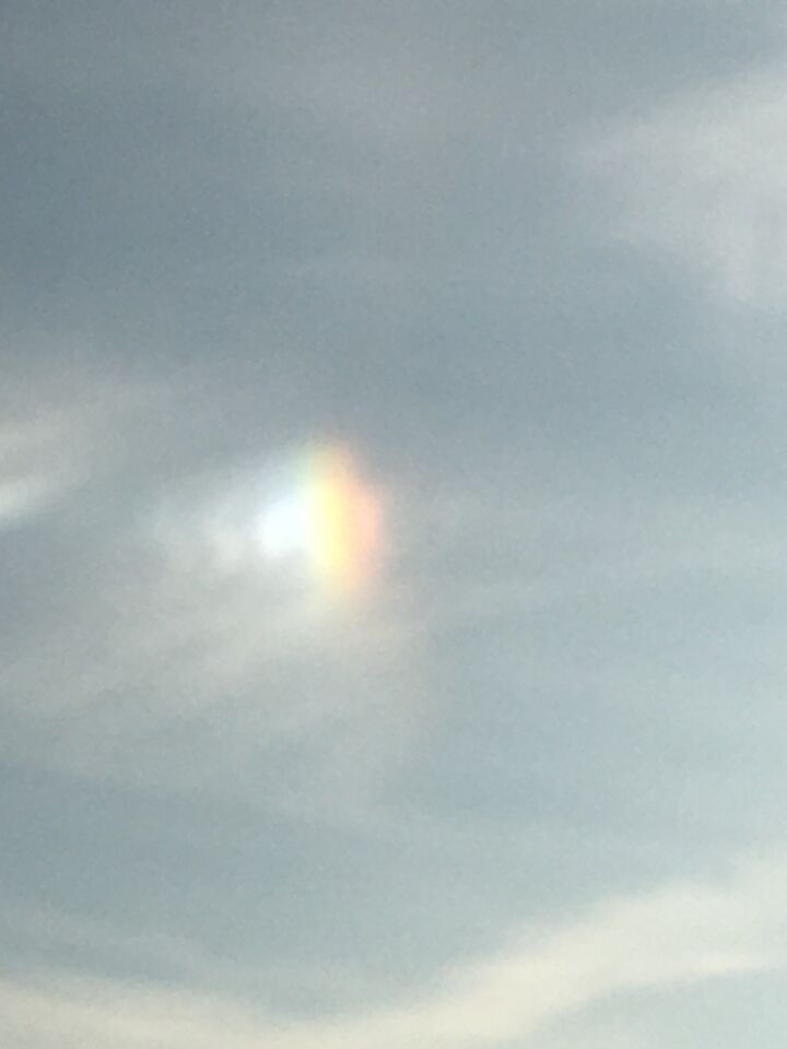 Zag eruit als de zon met een regenboog en bewoog in een bocht . foto