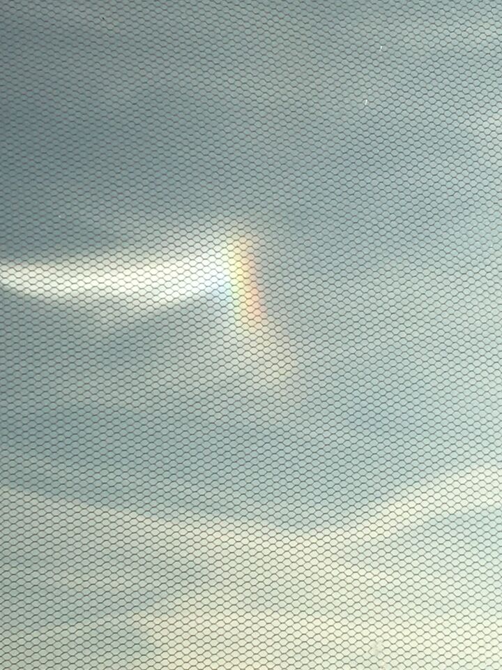 Zag eruit als de zon met een regenboog en bewoog in een bocht . foto