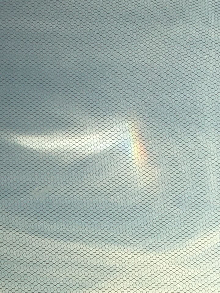 Zag eruit als de zon met een regenboog en bewoog in een bocht . foto