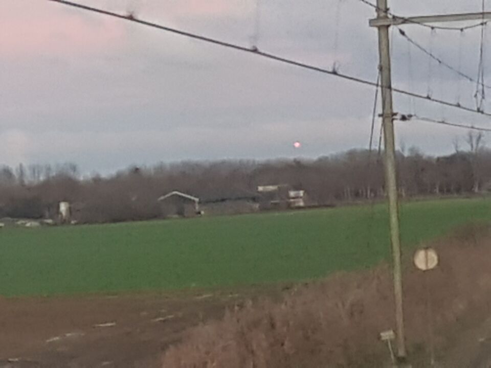 Flinke vuurbal, was groter dan vuurwerk en kwam recht naar beneden foto