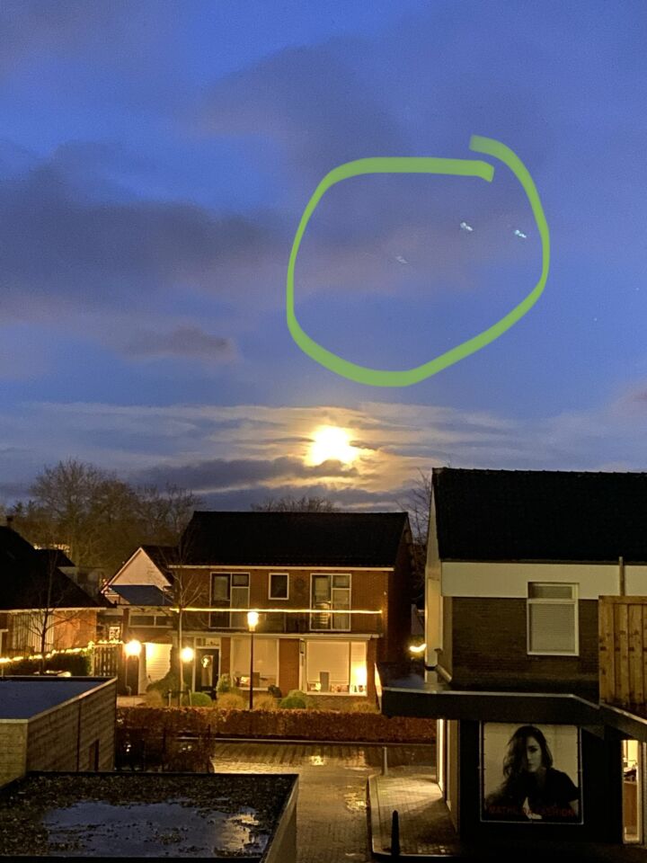 Ik wou een foto maken van de volle maan en zag deze 3 stippen foto