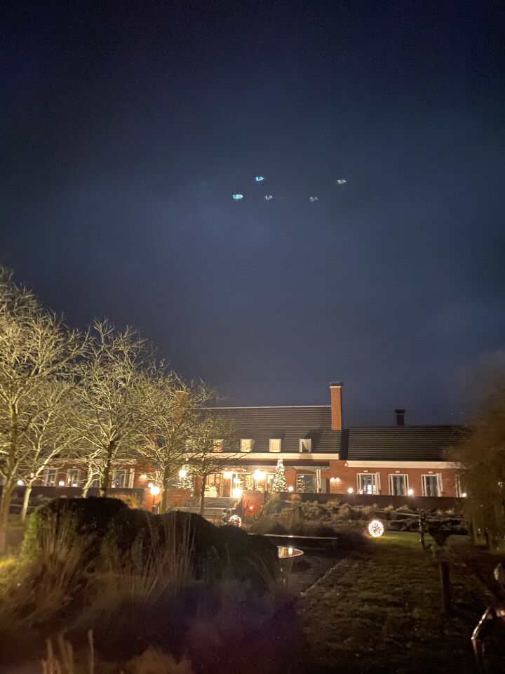 Vijf vreemde objecten in de lucht foto