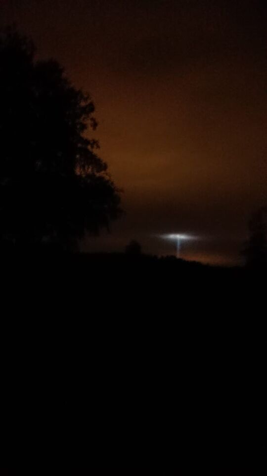 Lichtstreep vanuit lucht naar grond foto