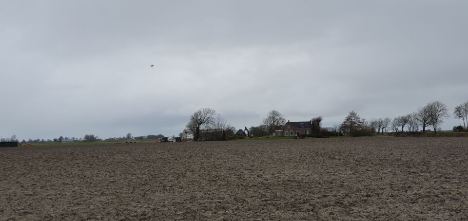 Zilverkleurig tweevormen in de lucht, plotseling verscheen en zo weer weg! foto