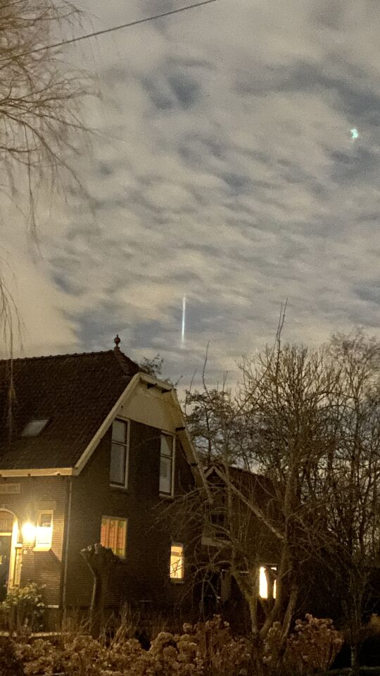 Lichtzuil boven Reeuwijkse plassen foto