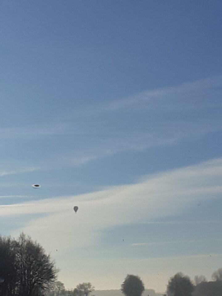 Bij maken van foto van een luchtballon verscheen een object lijkend op een UFO foto