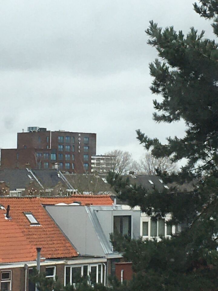 Rood licht dat stil hangt ten noord oosten van Delft foto