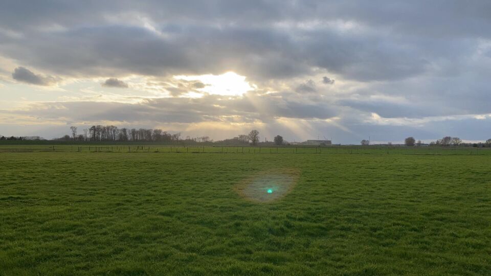 Felle groen bol in weiland die langzaam verdween foto