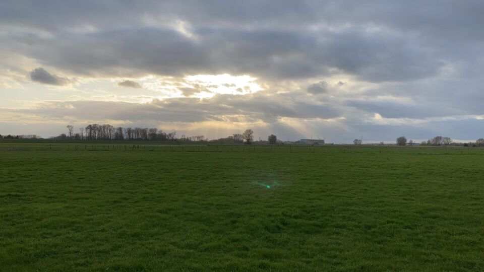 Felle groen bol in weiland die langzaam verdween foto