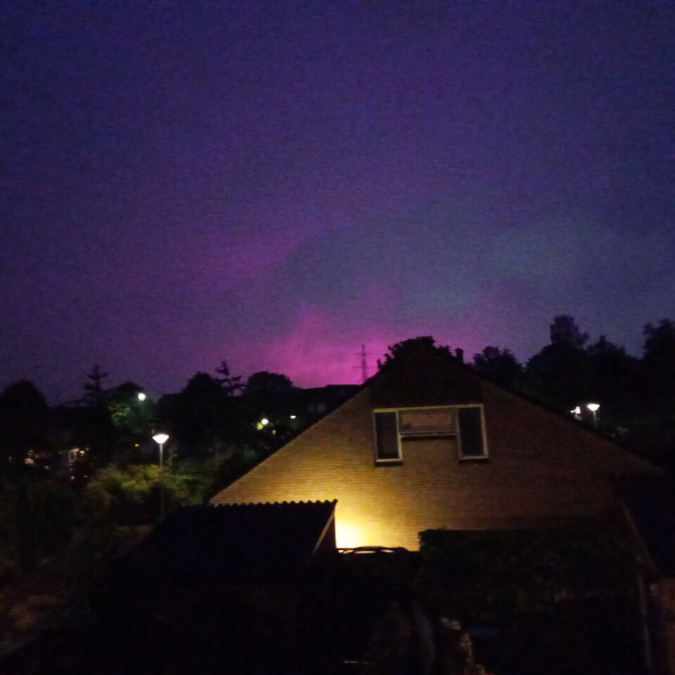 Roze/ paarse wolk in zuidelijke nachtlucht foto