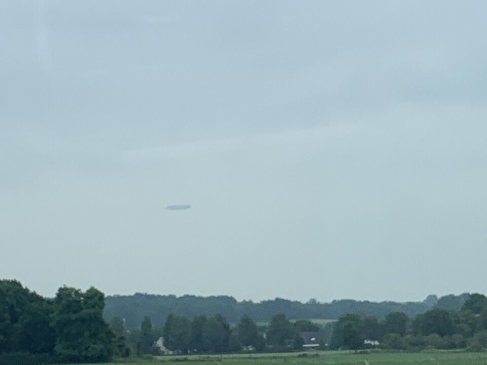 Groot sigaarvormig ruimteschip foto