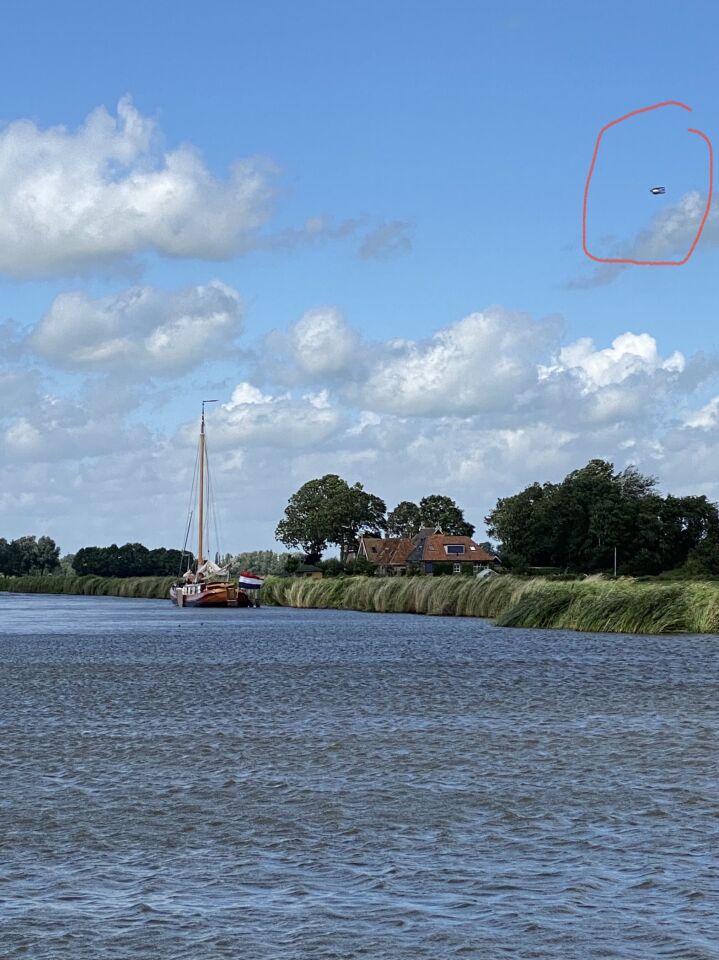 Donker object waargenomen op meerdere foto’s. foto