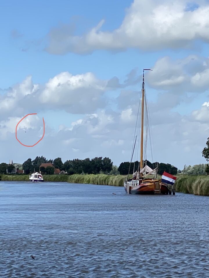 Donker object waargenomen op meerdere foto’s. foto