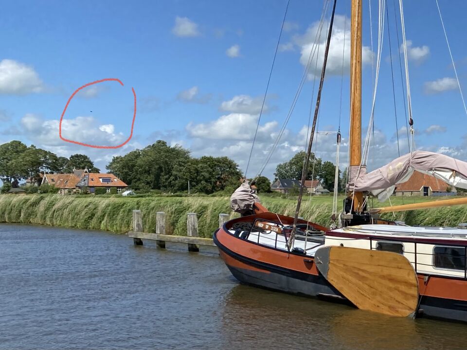 Donker object waargenomen op meerdere foto’s. foto