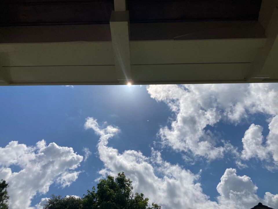 Een lichtbol bewoog zich door de lucht foto