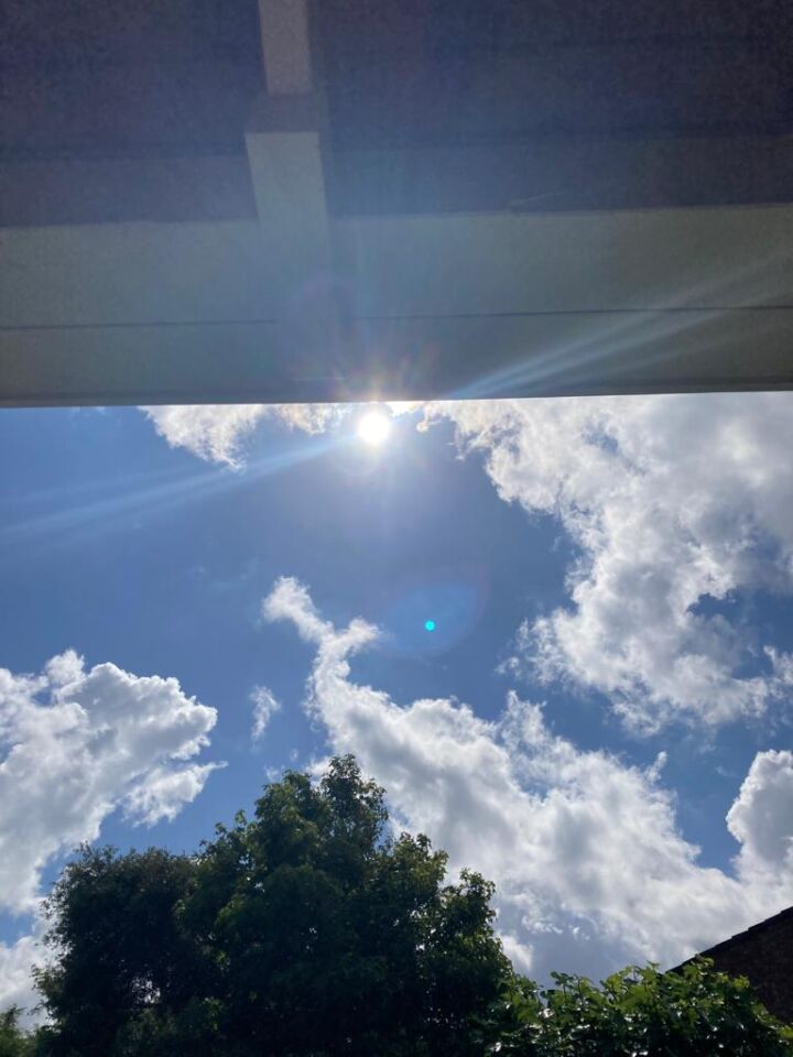 Een lichtbol bewoog zich door de lucht foto