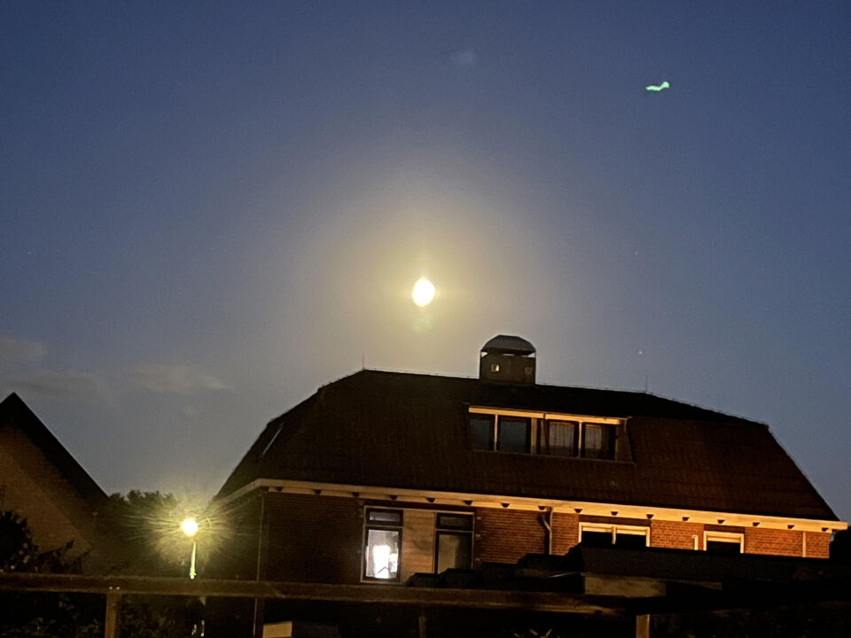 Toeval maakte ik foto terwijl UFO vloog langs... foto