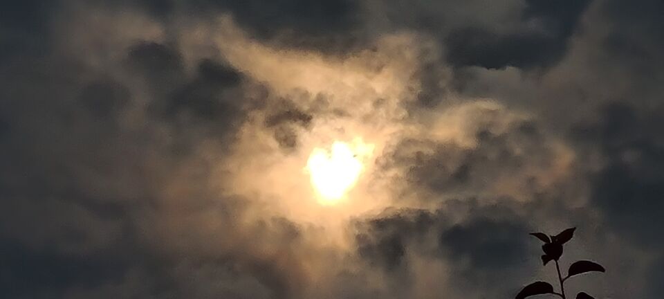 In de zon rechtsboven een object geconstateerd. foto