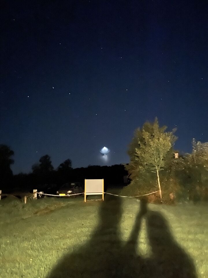 Een lichte bal die licht uitstraalde in een driehoek. foto