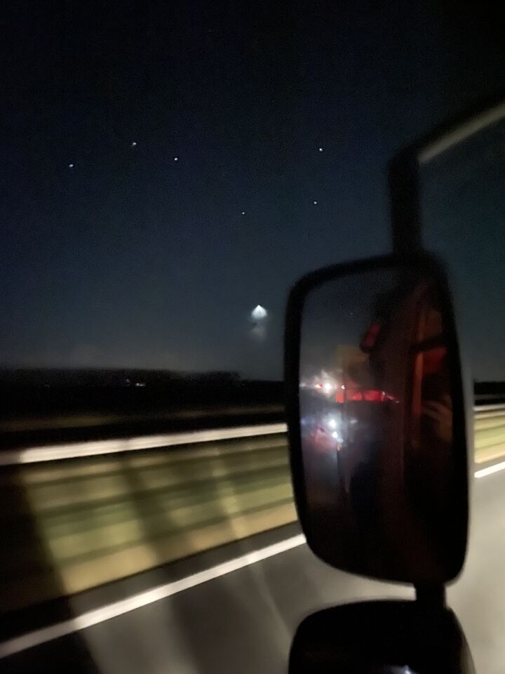 Felle lichtbol met naar beneden schijnend licht foto