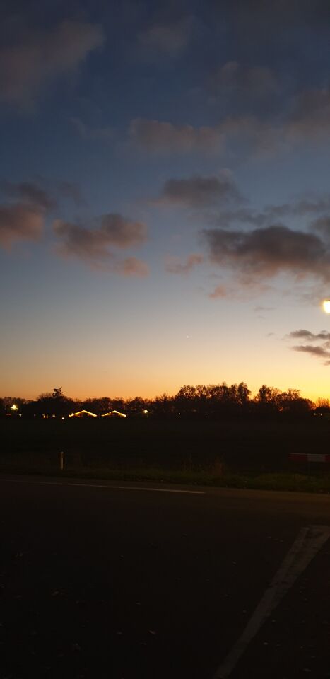 2 felle lichten, 1 draaide ovale rondjes, die later wegschoten foto