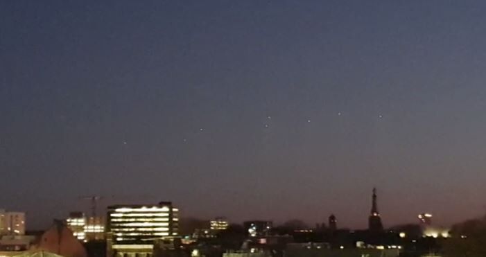 Een rij van 8 lichtgevende bollen foto