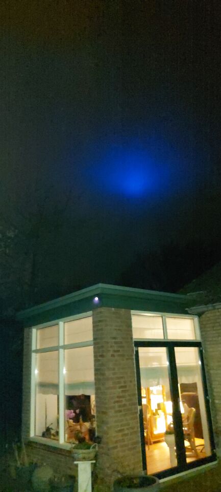 Een heel groot blauw lichtschijnsel dat langzaam voortbewogen boven mijn woning foto