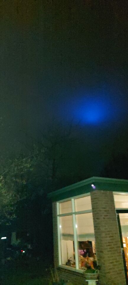 Een heel groot blauw lichtschijnsel dat langzaam voortbewogen boven mijn woning foto