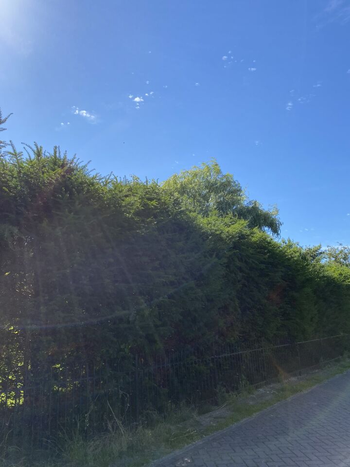 Zwart object aan blauwe hemel met constante snelheid van zuidwest naar noordoost foto