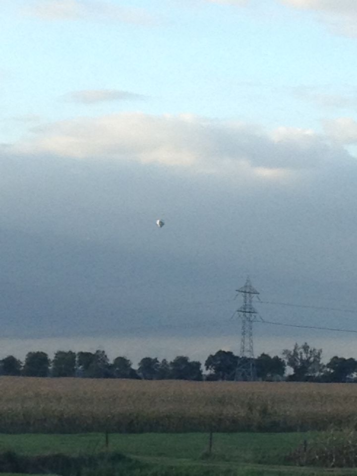 UFO boven weilanden naast A27 foto