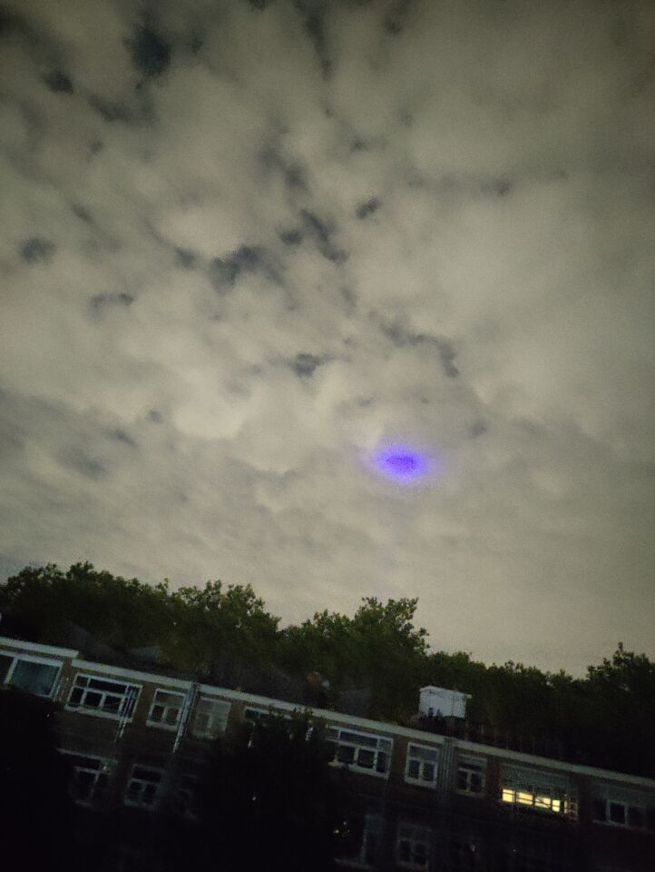 Een blauwe lichtpunt foto