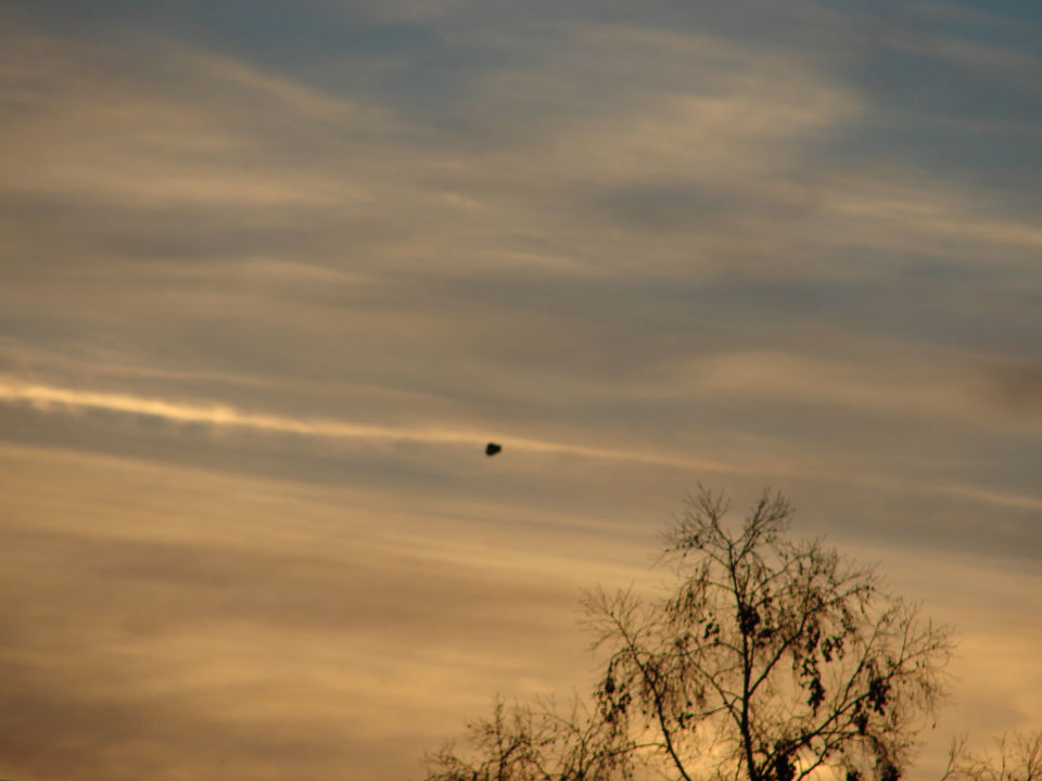 Zwart voorwerp driehoekig boven Deventer foto