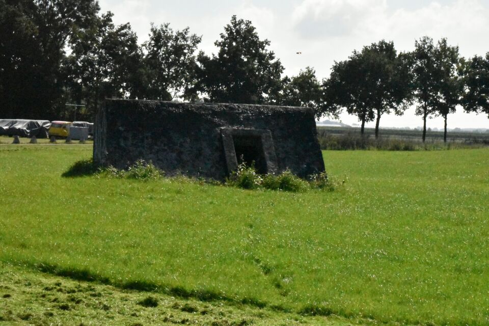 Foto van iets met de vorm van een langgerekte strijkbout met een licht foto