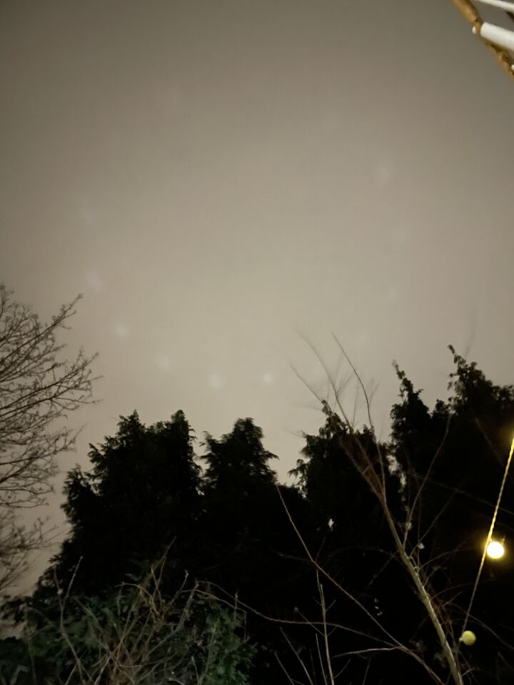 Cirkel van onverklaarbare lichtpunten die naar elkaar toe blijven bewegen. foto