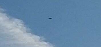 Zilveren driehoekige UFO boven Leerdam foto