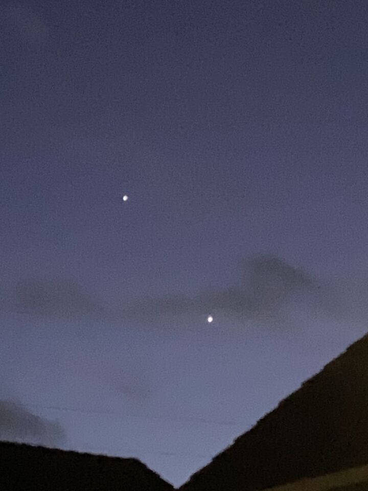 2 licht bollen geen sterren want ze zijn te vel en ze bewegen de heletijd foto