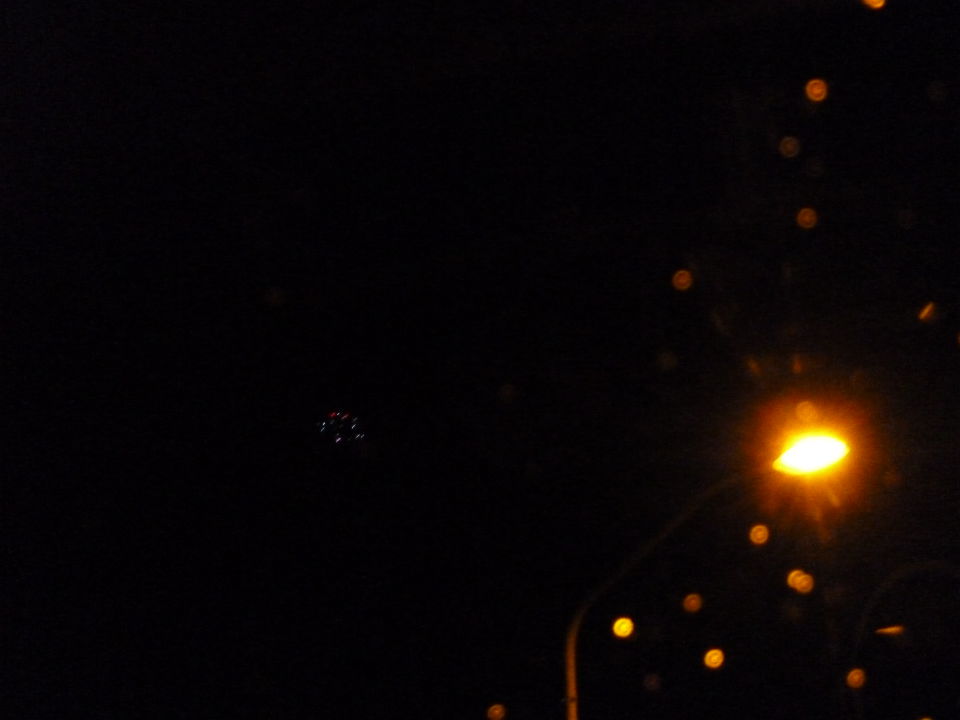 UFO boven Breda-Noord knipperende rode en witte lichten foto