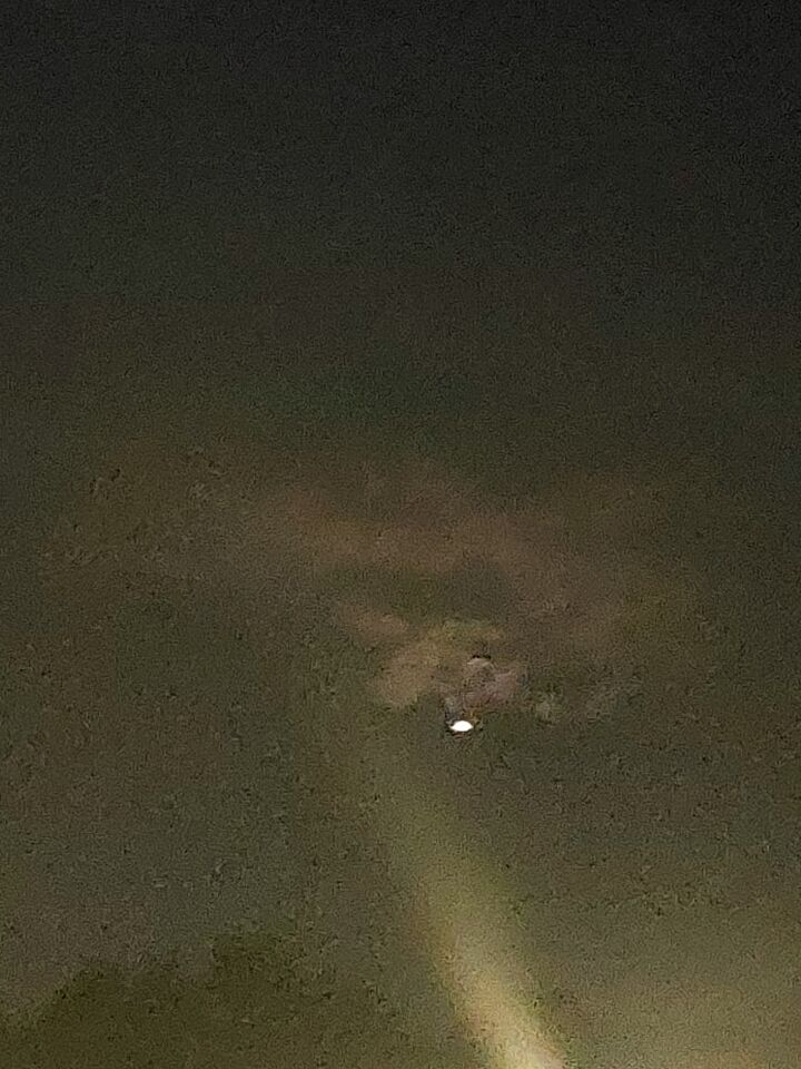 Ik zag een velle witte wolk, die zich uitzette en er onder een licht punt,  foto