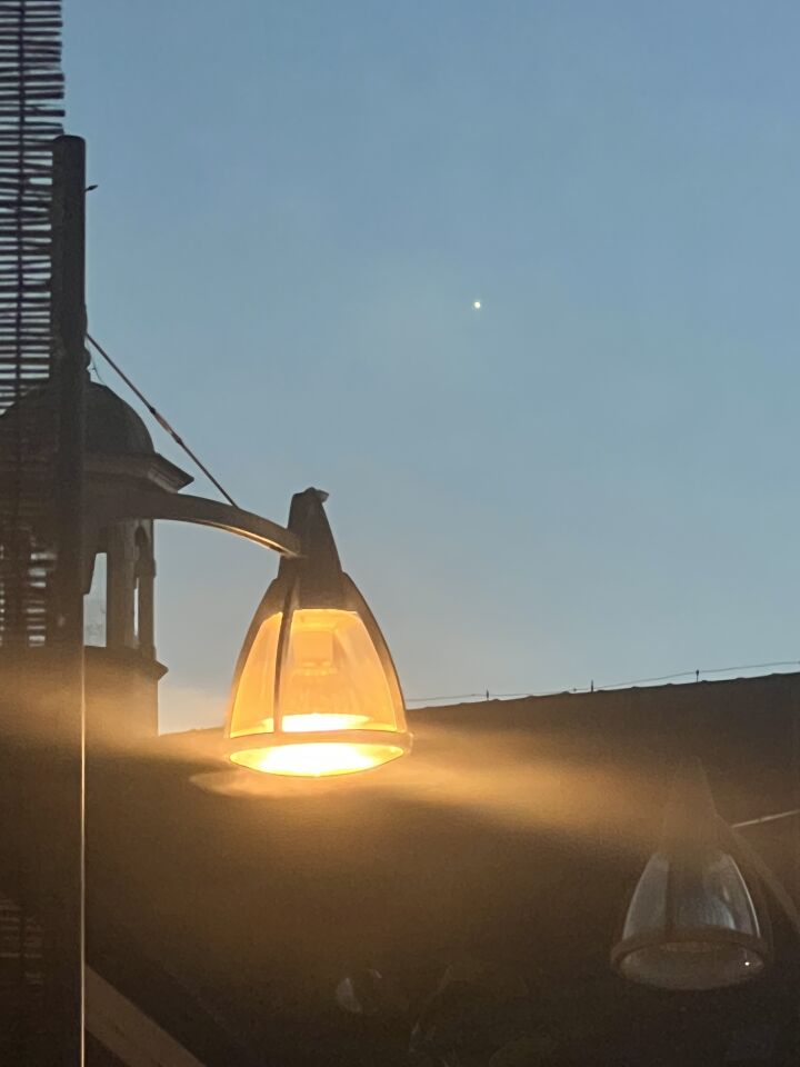 Witte bol die stilhangt licht geeft en na uur verdwijnt foto