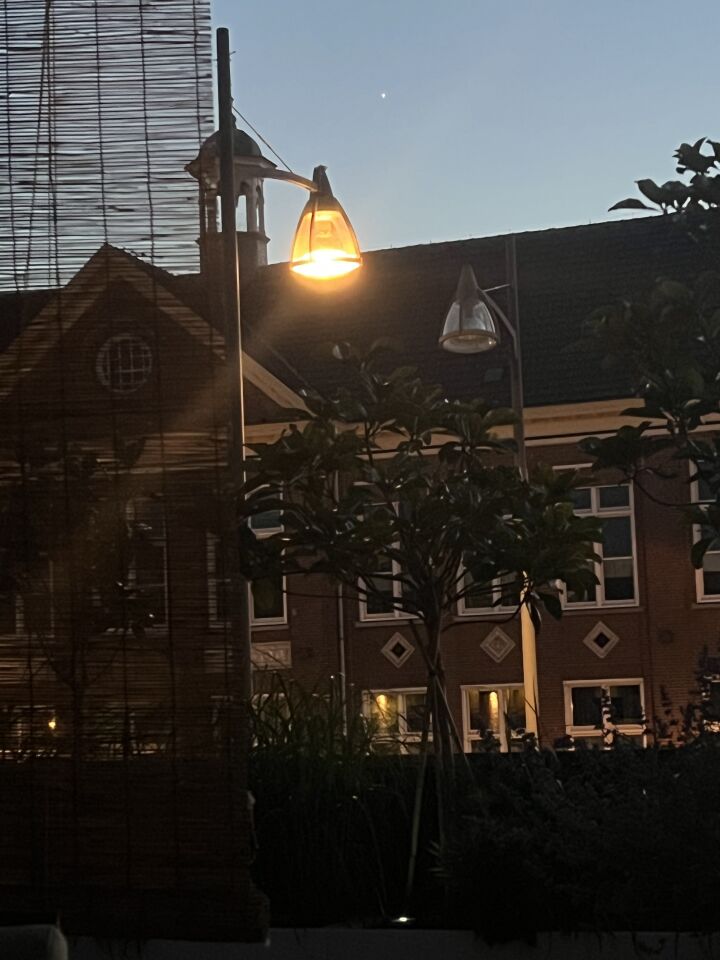 Witte bol die stilhangt licht geeft en na uur verdwijnt foto